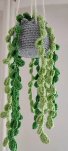 Háčkovaný závěsný květináč s převislými lístky - handmade dekorace