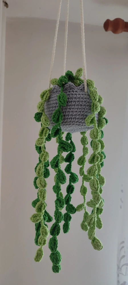 Háčkovaný závěsný květináč s převislými lístky - handmade dekorace